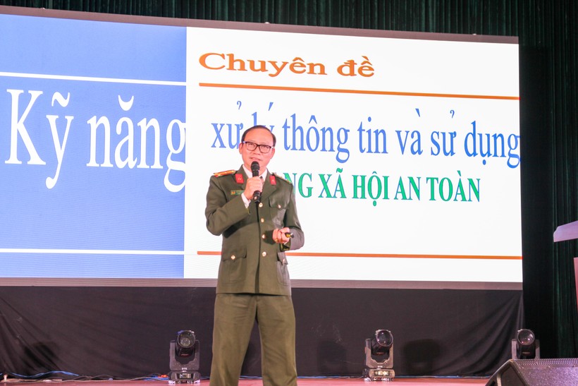 Thượng tá Đào Trung Hiếu - chuyên gia Bộ Công an trình bày báo cáo chuyên đề “Kỹ năng sử dụng mạng xã hội an toàn” tại buổi tập huấn.