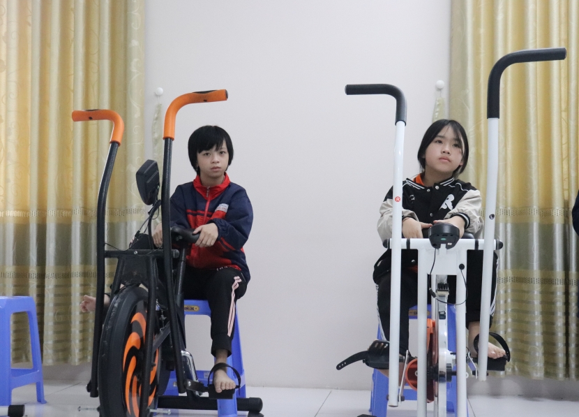 Giờ tập vận động của trẻ em khuyết tật tại trung tâm.
