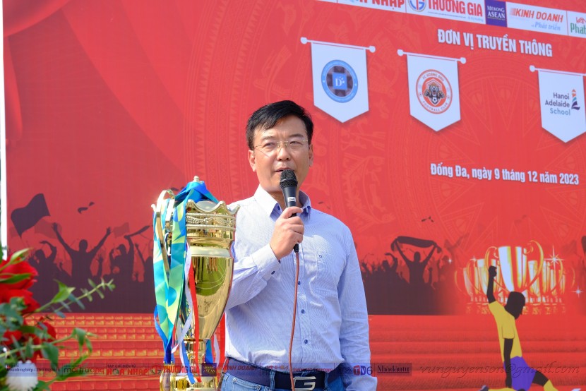 Đồng chí Vũ Mạnh Chiến - Quận ủy viên, Bí thư Đảng ủy Khối doanh nghiệp quận Đống Đa, Trưởng BTC phát biểu khai mạc giải đấu.