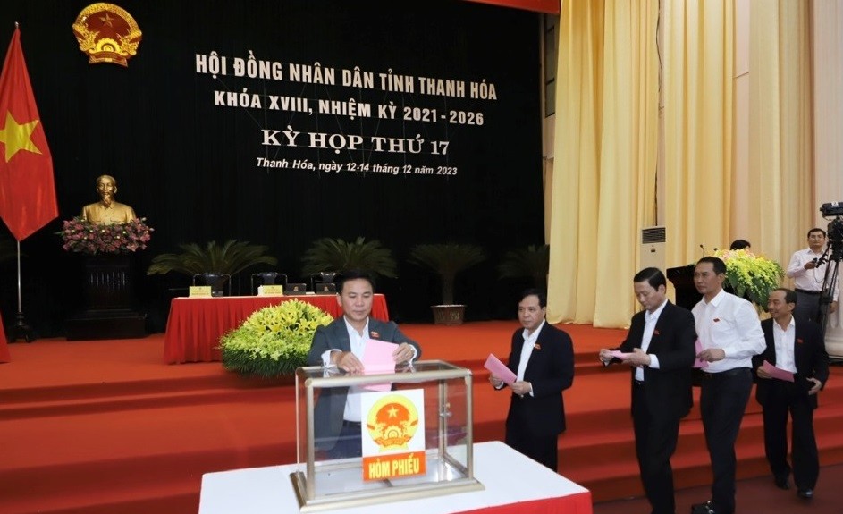 Các đồng chí lãnh đạo tỉnh Thanh Hoá bỏ phiếu tín nhiệm.