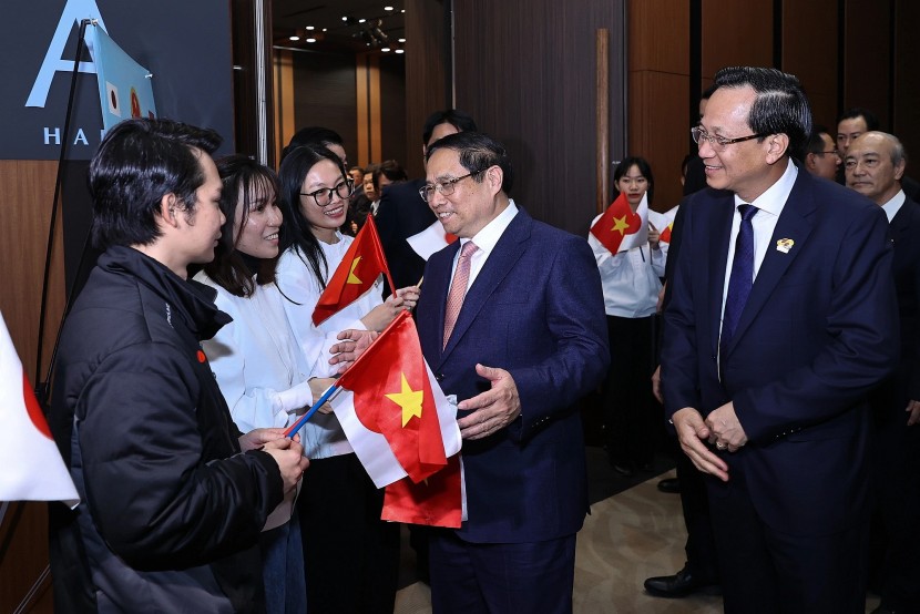 Thủ tướng trao đổi với các thực tập sinh, lao động người Việt Nam đang làm việc và học tập tại Nhật Bản trước khi dự Diễn đàn hợp tác lao động Việt Nam-Nhật Bản - Ảnh: VGP/Nhật Bắc