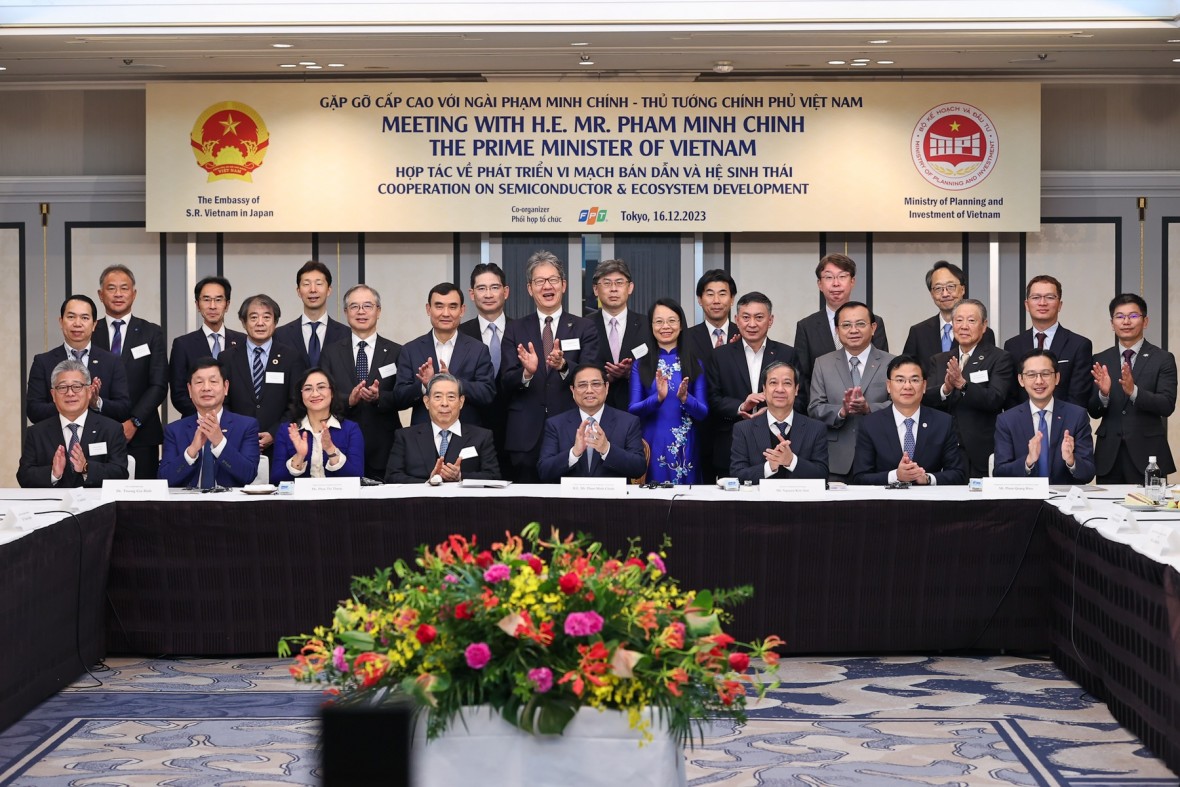 Thủ tướng chụp ảnh lưu niệm tại buổi gặp gỡ, làm việc với các tập đoàn, doanh nghiệp hàng đầu của Nhật Bản về hợp tác phát triển vi mạch bán dẫn và hệ sinh thái đi cùng. (Ảnh: chinhphu.vn)