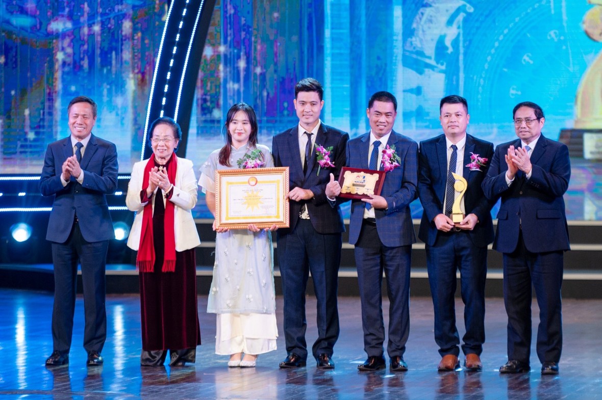 Thủ tướng Phạm Minh Chính và nguyên Phó chủ tịch nước Nguyễn Thị Doan trao giải Nhất lĩnh vực Công nghệ số cho các tác giả