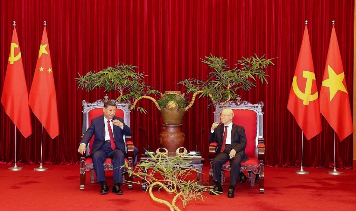 Tổng Bí thư Nguyễn Phú Trọng mời trà Tổng Bí thư, Chủ tịch Trung Quốc Tập Cận Bình tại Hà Nội hôm 12/12. Ảnh: TTXVN