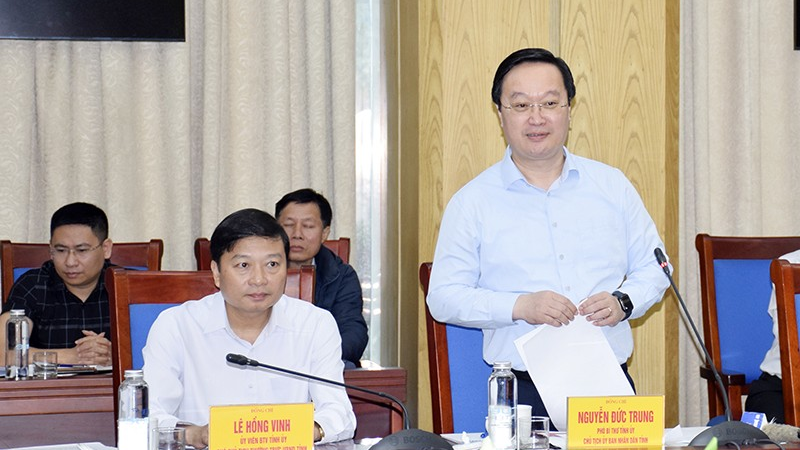 Phó Chủ tịch Thường trực UBND tỉnh Lê Hồng Vinh đề nghị cần tập trung hoàn thiện khung chính sách về bồi thường, hỗ trợ, tái định cư trong thực hiện dự án 500kV.