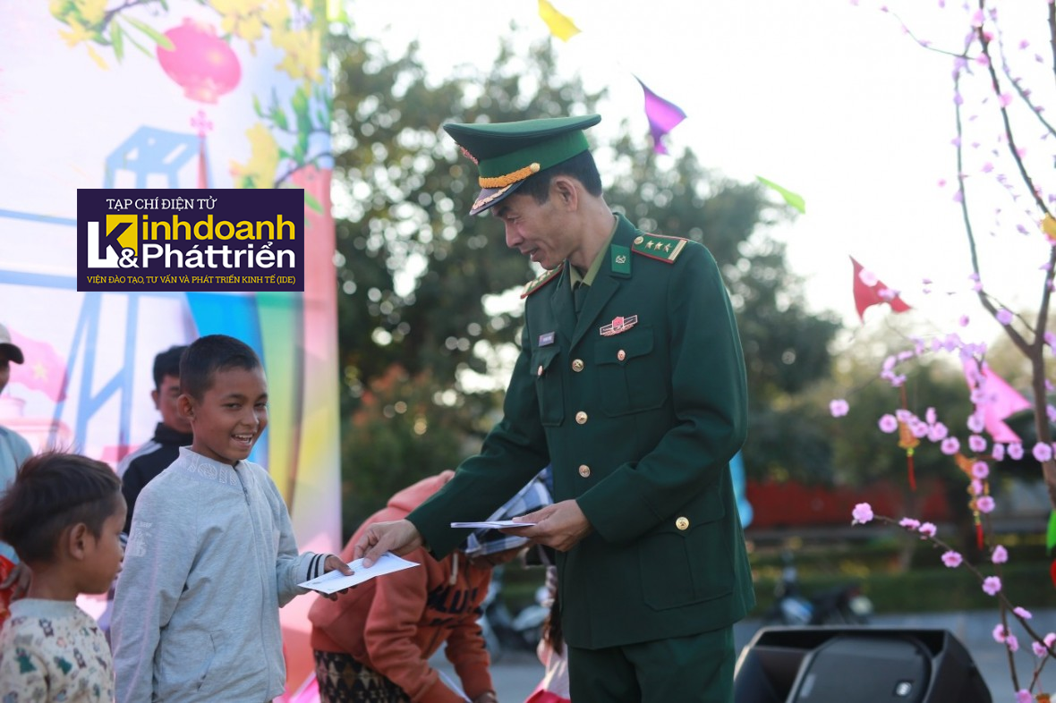 Thượng tá Phan Mạnh Trường - Bí thư Đảng ủy, Chính trị viên Đồn Biên phòng Cửa khẩu Quốc tế Lao Bảo, tặng quà trẻ em ở bản Đensavan, huyện Sê Pôn, tỉnh Savannakhet.