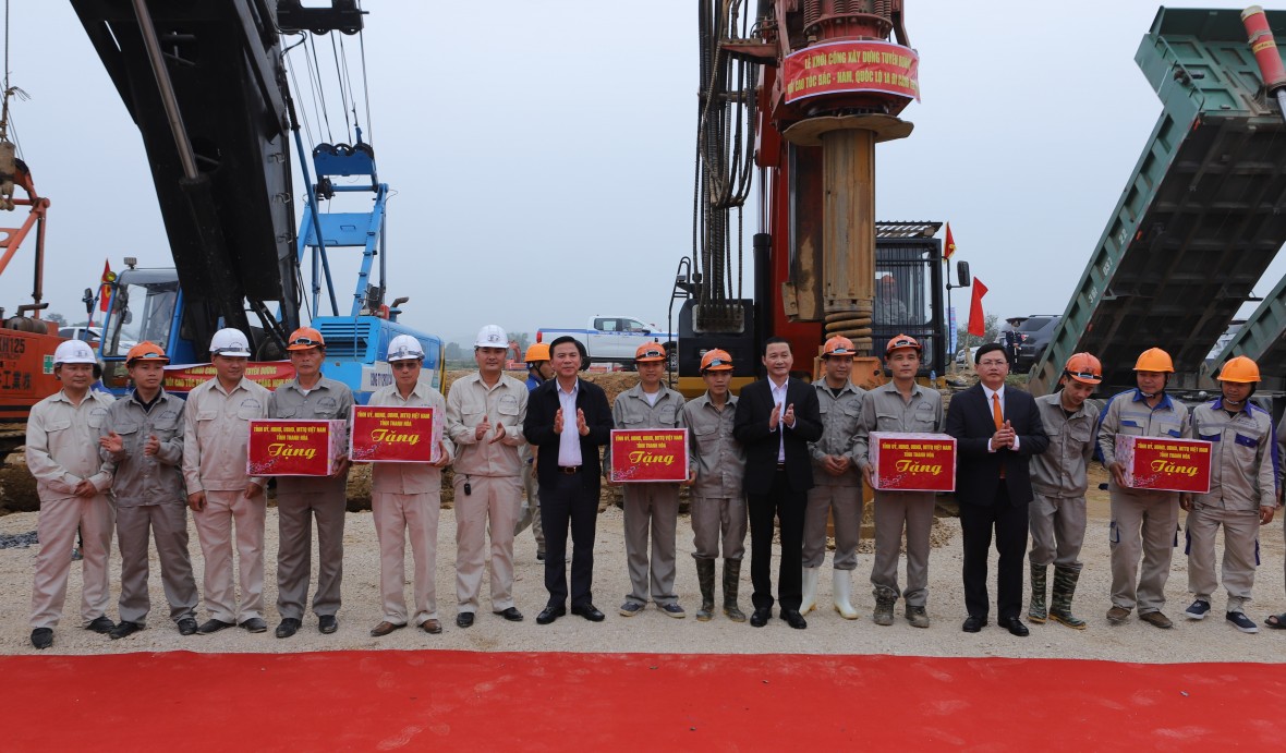 Lãnh đạo tỉnh Thanh Hoá tặng quà cho cán bộ, kỹ sư, công nhân thực hiện dự án.