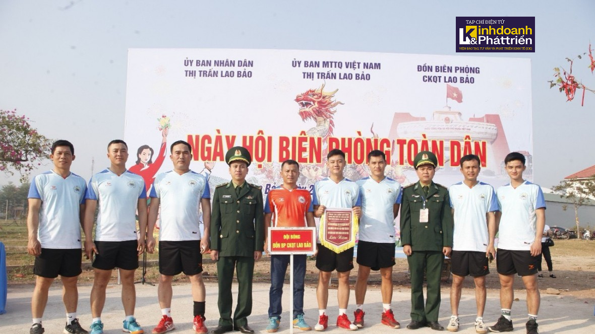 Đại diện Đồn Biên phòng CKQT Lao Bảo phối hợp với UBND, Ủy ban MTTQ Việt Nam thị trấn Lao Bảo trao gải cho các đội chơi