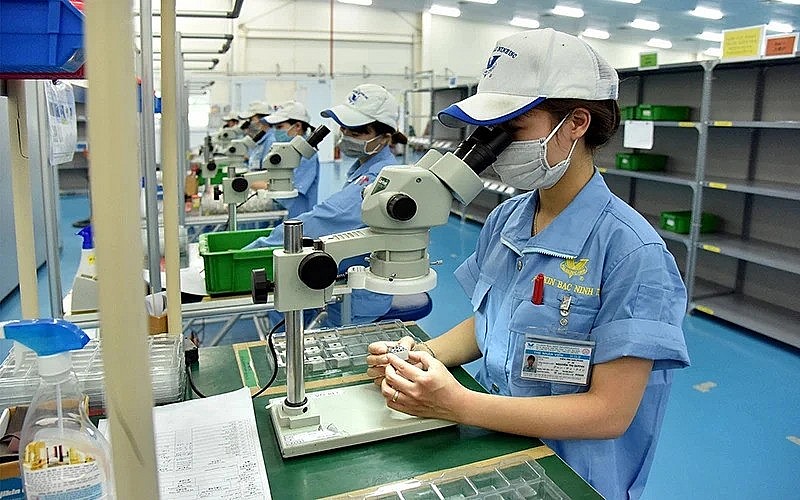 Công nhân làm việc trong dây chuyền sản xuất linh kiện cơ khí siêu chính xác tại Công ty TNHH Fujikin Bắc Ninh, Khu công nghiệp VSIP Bắc Ninh. Ảnh: ANH SƠN
