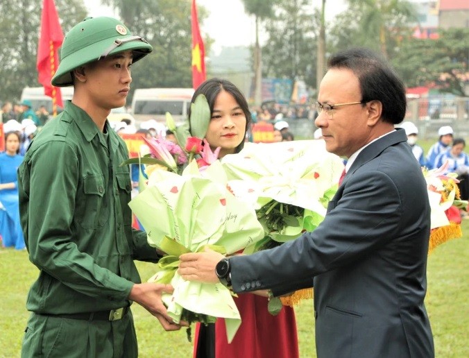 Ông Nguyễn Nam Đình, Phó Chủ tịch Thường trực HĐND tỉnh Nghệ An tặng hoa động viên các tân binh lên đường nhập ngũ.