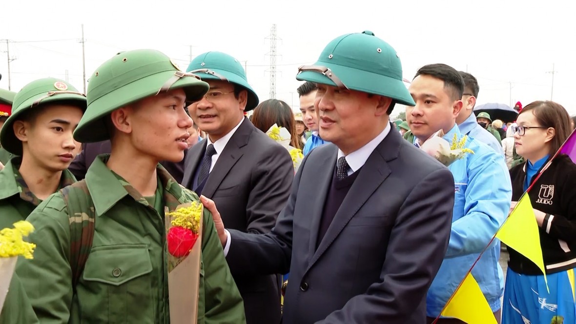 Ông Mai Văn Tuất, Phó Bí thư Thường trực Tỉnh ủy Ninh Bình tặng hoa, động viên tân binh lên đường nhập ngũ.