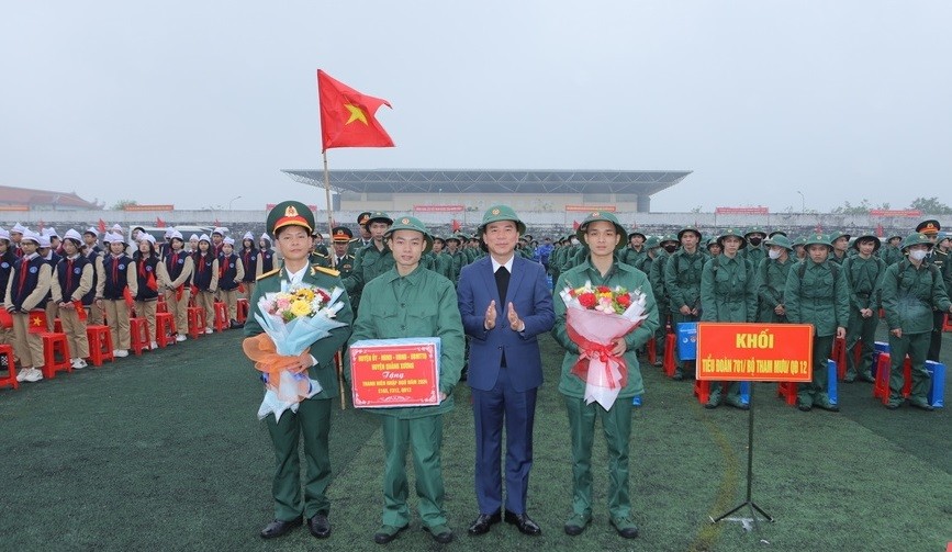 Ông Đỗ Trọng Hưng, Bí thư Tỉnh ủy Thanh Hoá tặng quà cho đơn vị nhận quân và thanh niên lên đường thực hiện nhiệm vụ bảo vệ Tổ quốc.