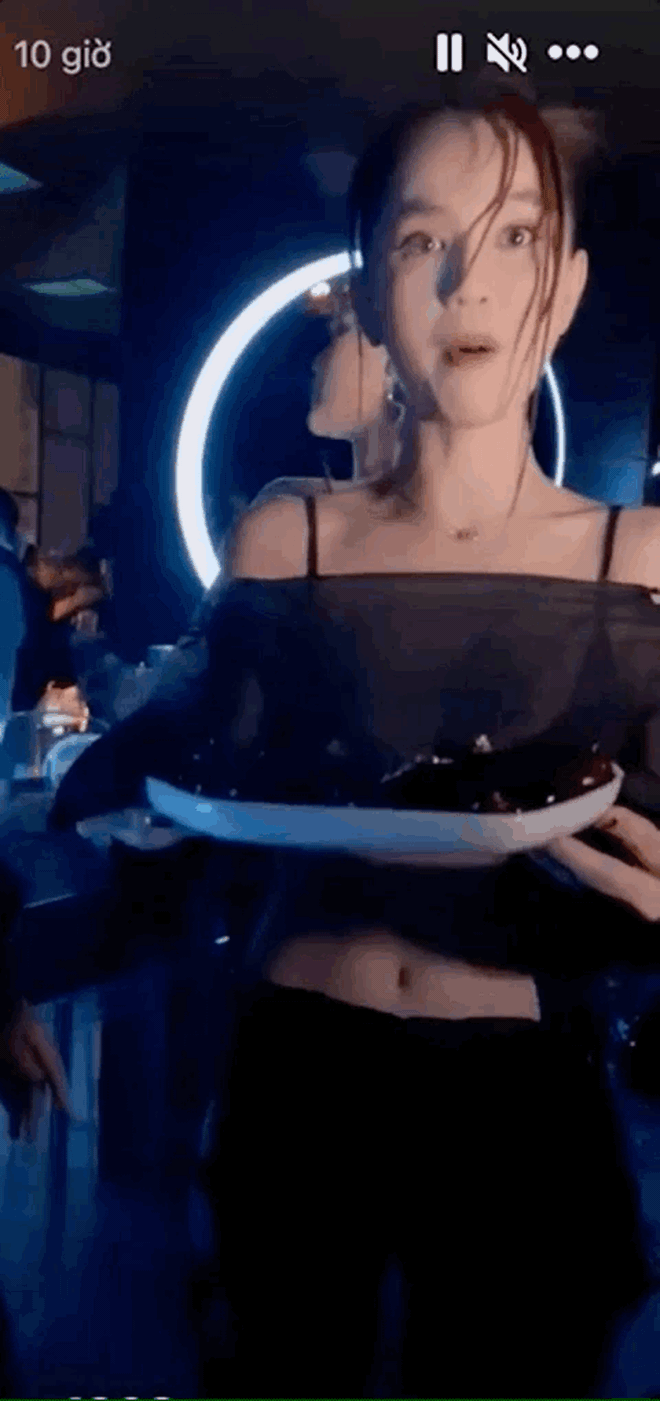 Ngọc Trinh rủ Kenshj gốc mít quậy tưng bừng đêm Countdown, bar sàn trên cao được dân chơi Sài Gòn tích cực lăng xê mùa này! - Ảnh 1.