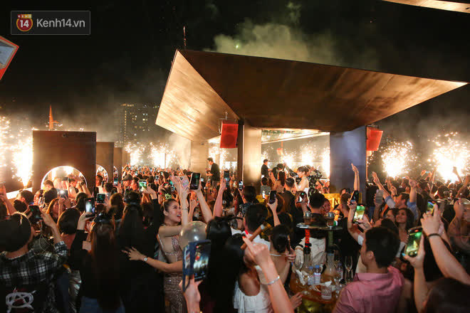 Ngọc Trinh rủ Kenshj gốc mít quậy tưng bừng đêm Countdown, bar sàn trên cao được dân chơi Sài Gòn tích cực lăng xê mùa này! - Ảnh 14.