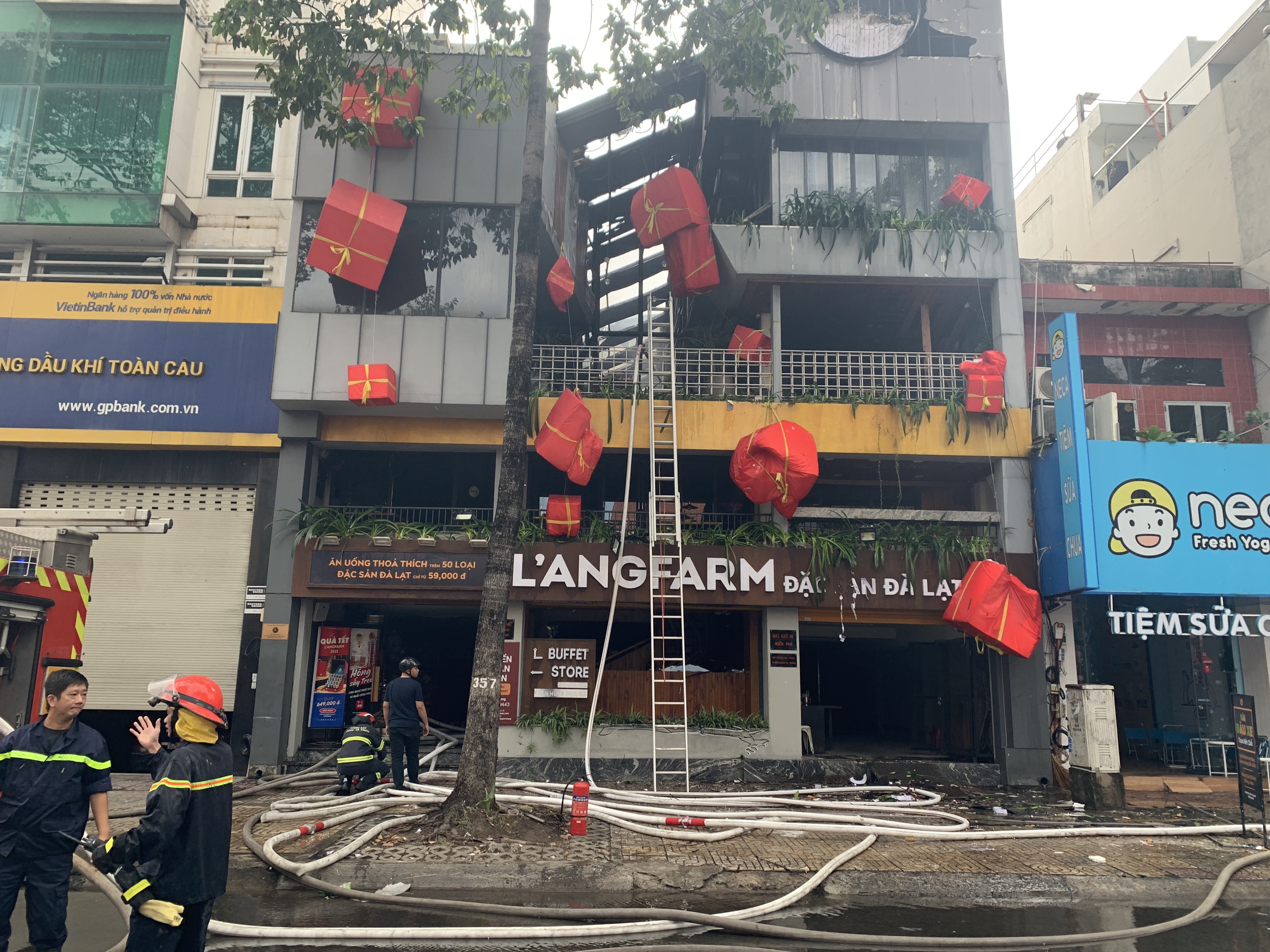Cảnh sát giải cứu nam bảo vệ mắc kẹt trong vụ cháy cửa hàng Langfarm Buffet ở Sài Gòn - Ảnh 1.