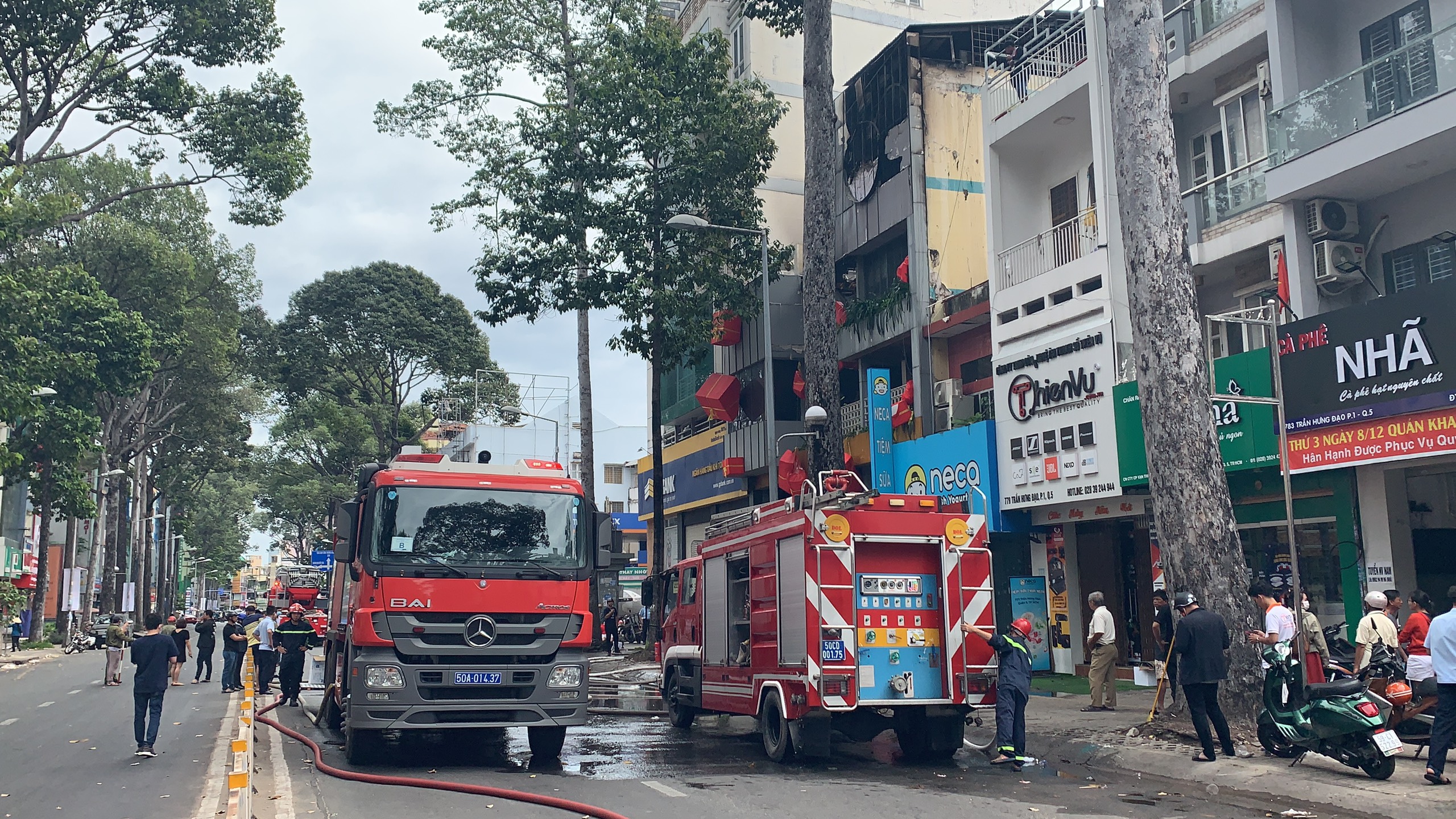 Cảnh sát giải cứu nam bảo vệ mắc kẹt trong vụ cháy cửa hàng Langfarm Buffet ở Sài Gòn - Ảnh 6.