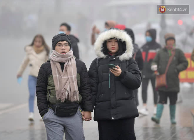 Sa Pa chìm trong sương mù và lạnh giá 3 độ C, khách du lịch ùn ùn đổ về vui chơi trong ngày đầu năm - Ảnh 2.