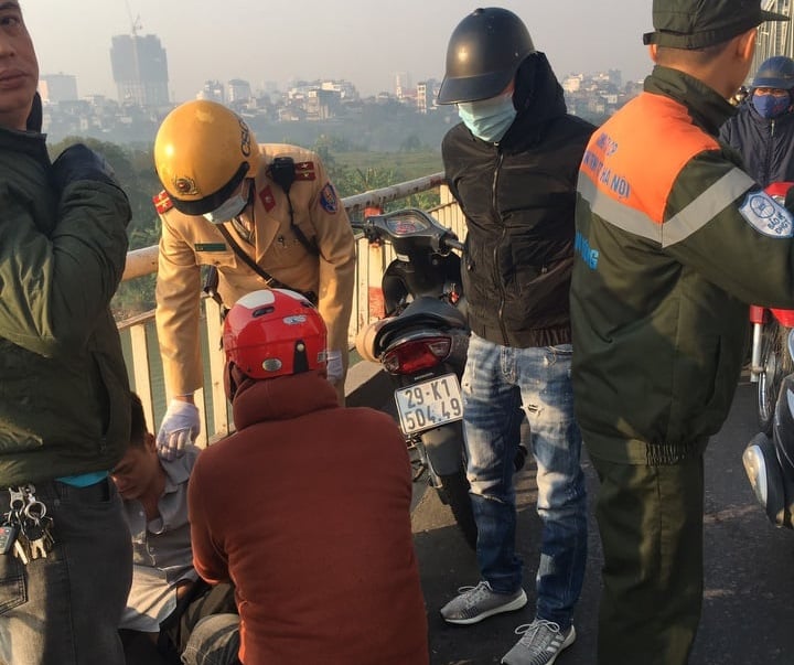 Buồn chán chuyện tình cảm, nam thanh niên 26 tuổi định nhảy cầu Chương Dương tự tử - Ảnh 1.
