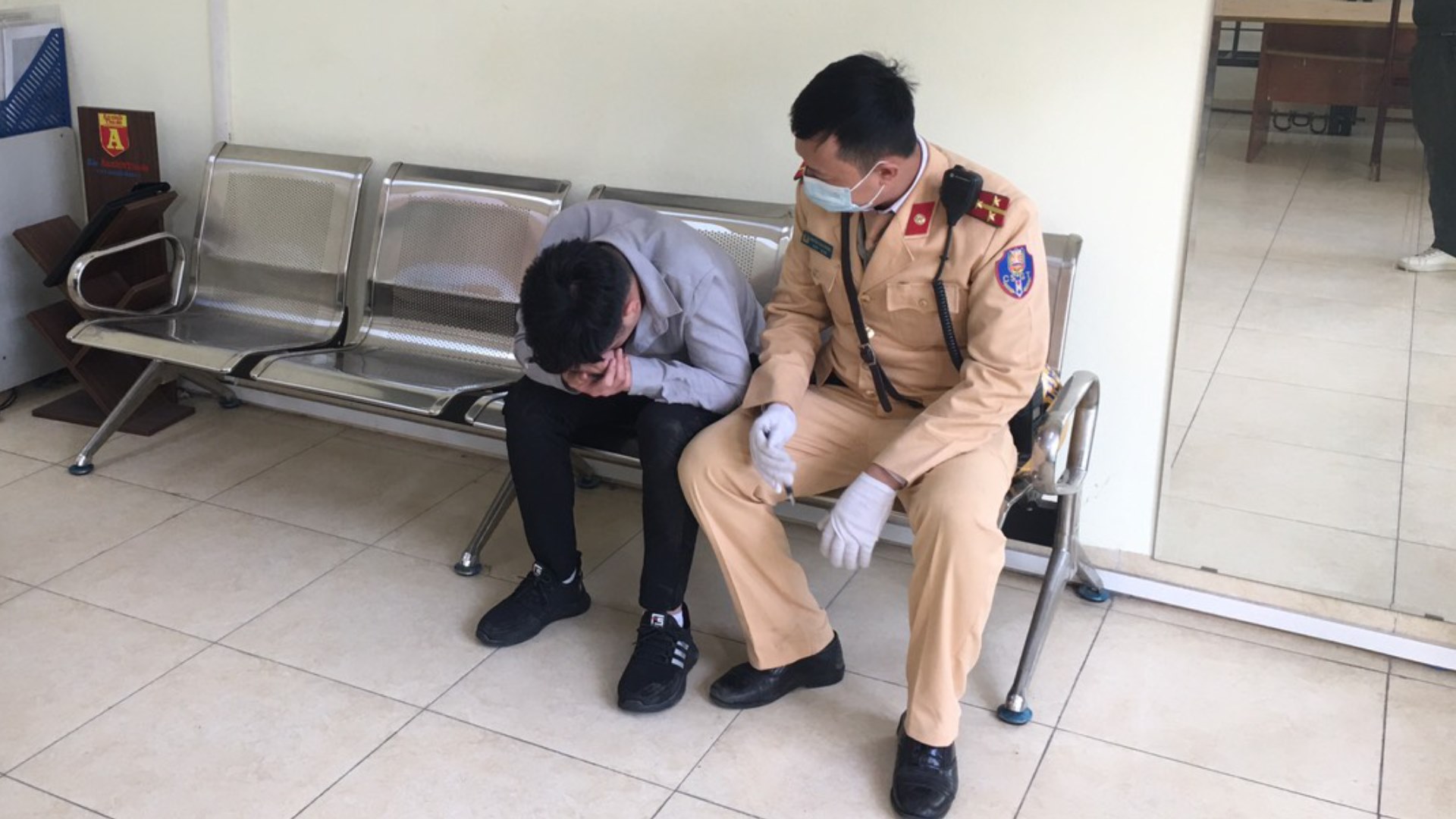 Buồn chán chuyện tình cảm, nam thanh niên 26 tuổi định nhảy cầu Chương Dương tự tử - Ảnh 2.
