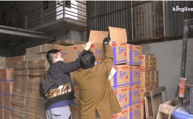 Video: Bắt quả tang xưởng sản xuất ở Hà Nội “phù phép” bánh kẹo hết hạn thành hàng mới để bán dịp Tết