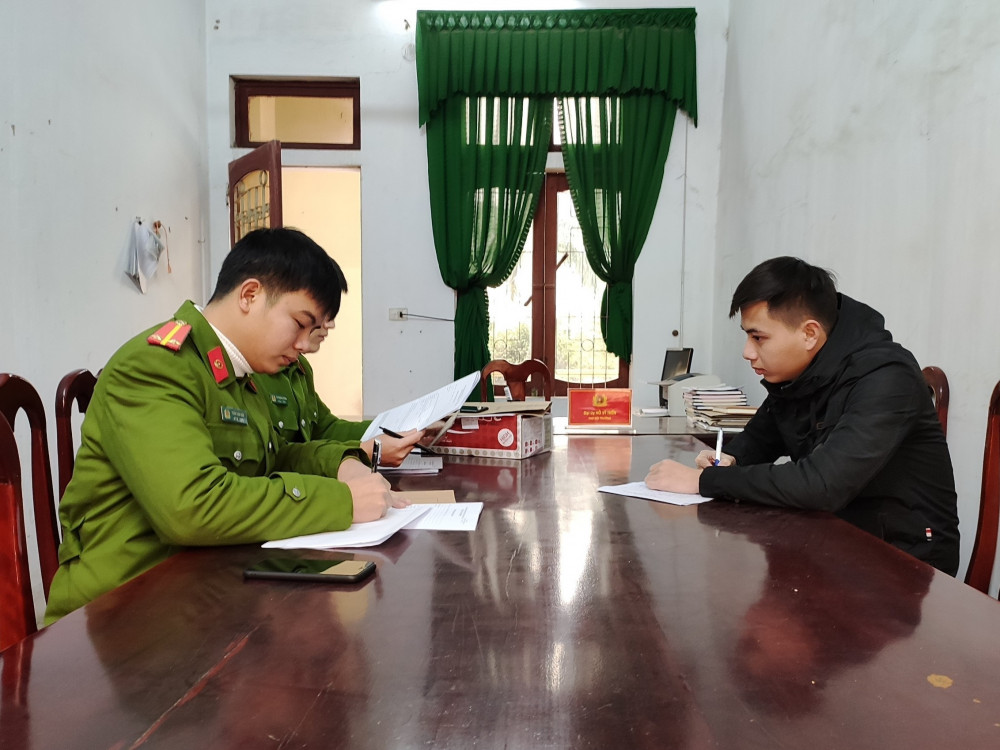 Đặt mua pháo qua mạng, khi được giao hàng thì giả danh công an mật để tịch thu - Ảnh 1.