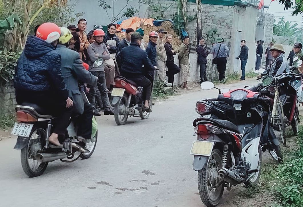 Lời kể nhân chứng phát hiện vụ vợ nằm trên vũng máu, chồng và con chết cháy trong nhà tắm - Ảnh 2.