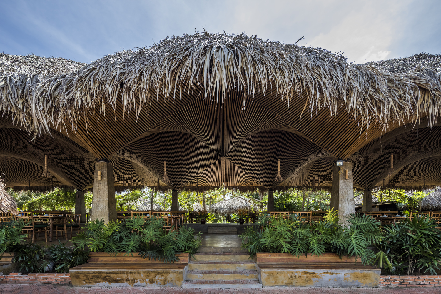 Nhà hàng mái dừa, thân tre ven sông ở miền Tây nổi bật trên báo ngoại - Ảnh 1.
