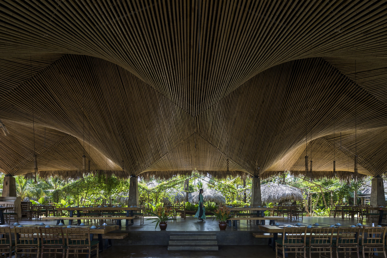 Nhà hàng mái dừa, thân tre ven sông ở miền Tây nổi bật trên báo ngoại - Ảnh 3.