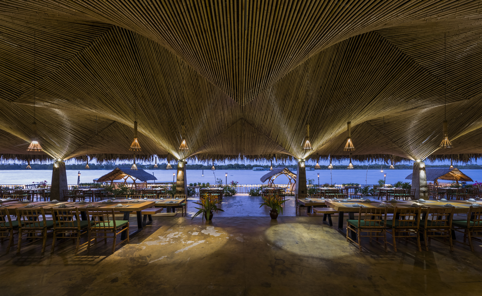 Nhà hàng mái dừa, thân tre ven sông ở miền Tây nổi bật trên báo ngoại - Ảnh 5.