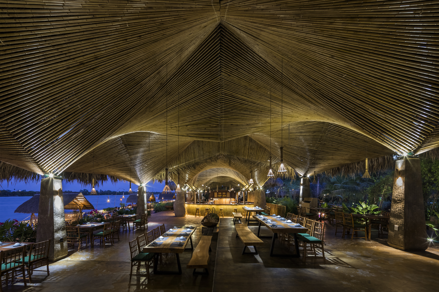 Nhà hàng mái dừa, thân tre ven sông ở miền Tây nổi bật trên báo ngoại - Ảnh 6.