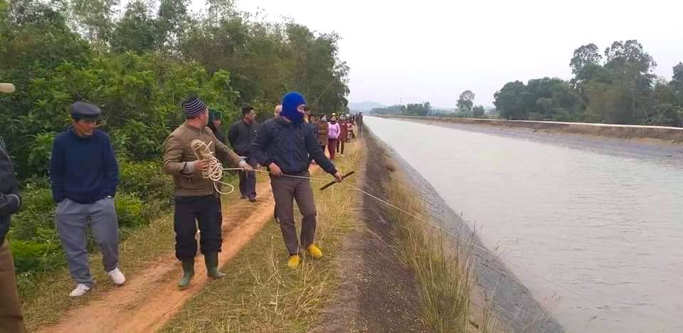 Quặn lòng những dấu tay chân cào cấu vào bờ của cháu bé 9 tuổi mất tích dưới sông - Ảnh 2.