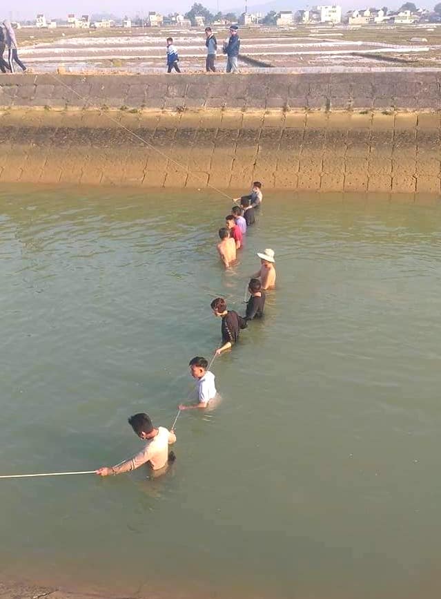 Quặn lòng những dấu tay chân cào cấu vào bờ của cháu bé 9 tuổi mất tích dưới sông - Ảnh 4.