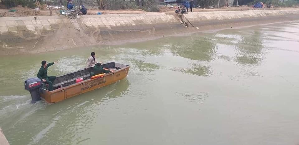 Quặn lòng những dấu tay chân cào cấu vào bờ của cháu bé 9 tuổi mất tích dưới sông - Ảnh 7.