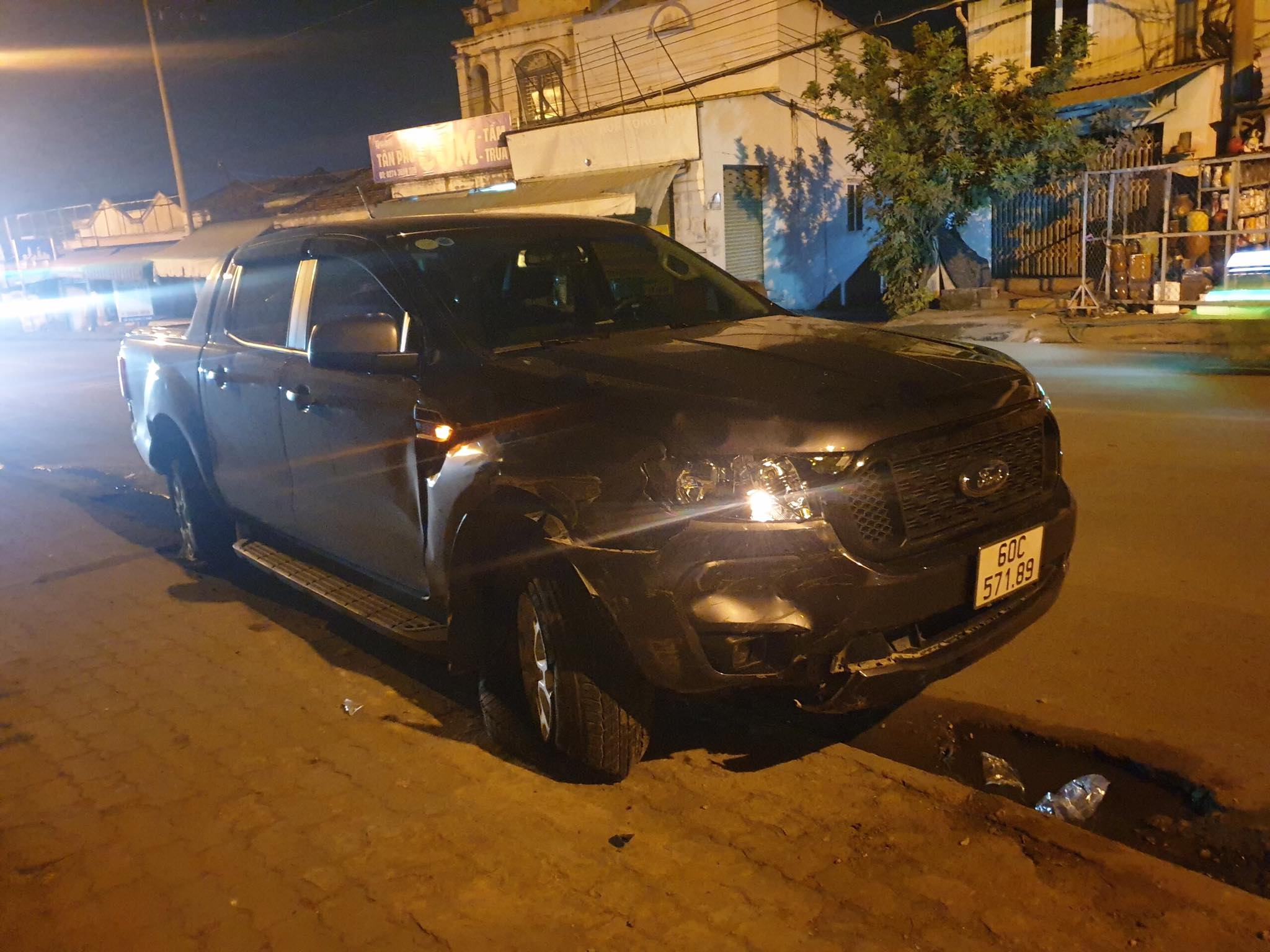 Xe bán tải do người đàn ông nước ngoài cầm lái húc văng 3 xe máy trong đêm, 4 người bị thương - Ảnh 1.