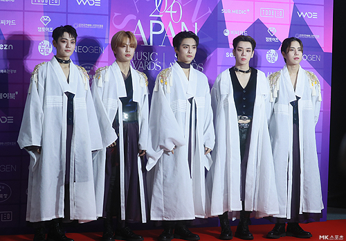 Thảm đỏ APAN Music Awards: Jeon So Min xinh hết phần thiên hạ, Wanna One tái ngộ khiến fan dậy sóng - Ảnh 12.