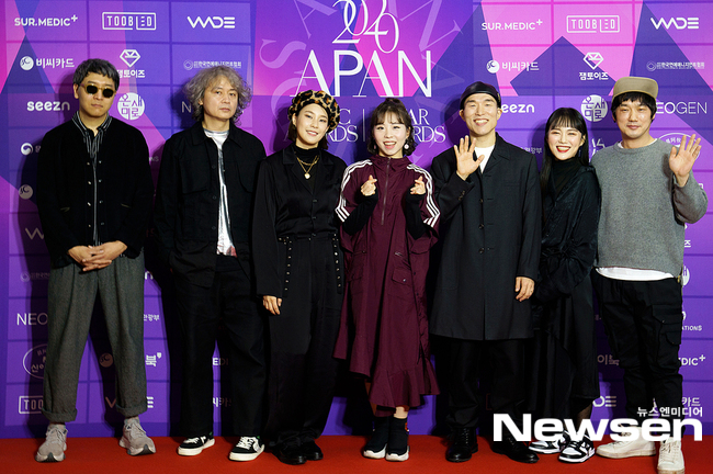 Thảm đỏ APAN Music Awards: Jeon So Min xinh hết phần thiên hạ, Wanna One tái ngộ khiến fan dậy sóng - Ảnh 14.
