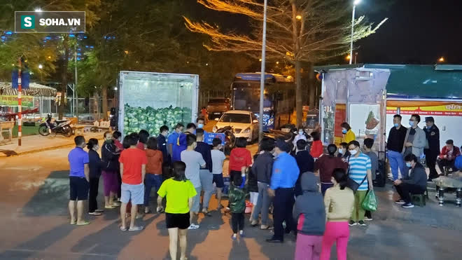 Cuộc giải cứu nông sản Hải Dương lúc nửa đêm tại Hà Nội, nhiều người mua cả tạ hàng - Ảnh 1.