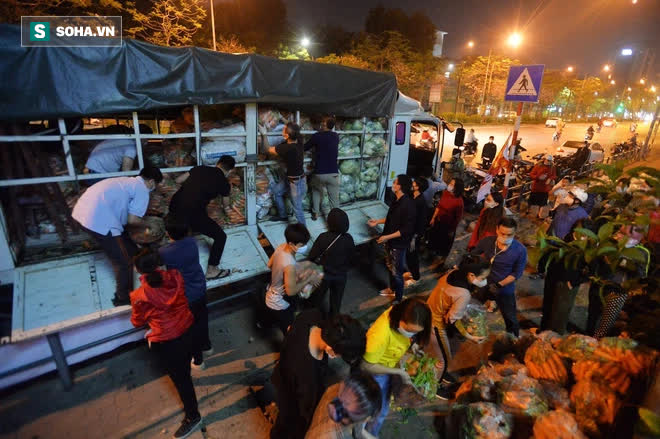 Cuộc giải cứu nông sản Hải Dương lúc nửa đêm tại Hà Nội, nhiều người mua cả tạ hàng - Ảnh 8.