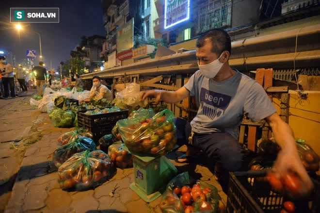 Cuộc giải cứu nông sản Hải Dương lúc nửa đêm tại Hà Nội, nhiều người mua cả tạ hàng - Ảnh 9.