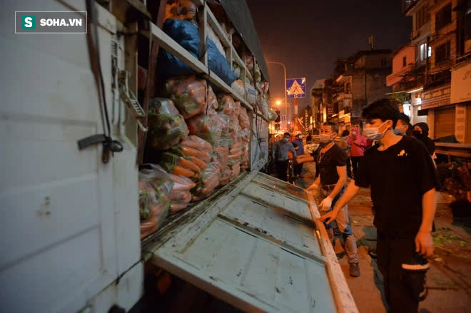 Cuộc giải cứu nông sản Hải Dương lúc nửa đêm tại Hà Nội, nhiều người mua cả tạ hàng - Ảnh 11.