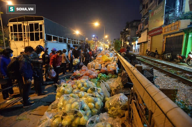 Cuộc giải cứu nông sản Hải Dương lúc nửa đêm tại Hà Nội, nhiều người mua cả tạ hàng - Ảnh 13.