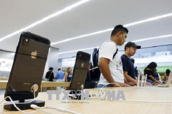 Khách hàng tìm hiểu sản phẩm của Apple tại một gian hàng ở New York, Mỹ ngày 2/8. Ảnh: THX/TTXVN