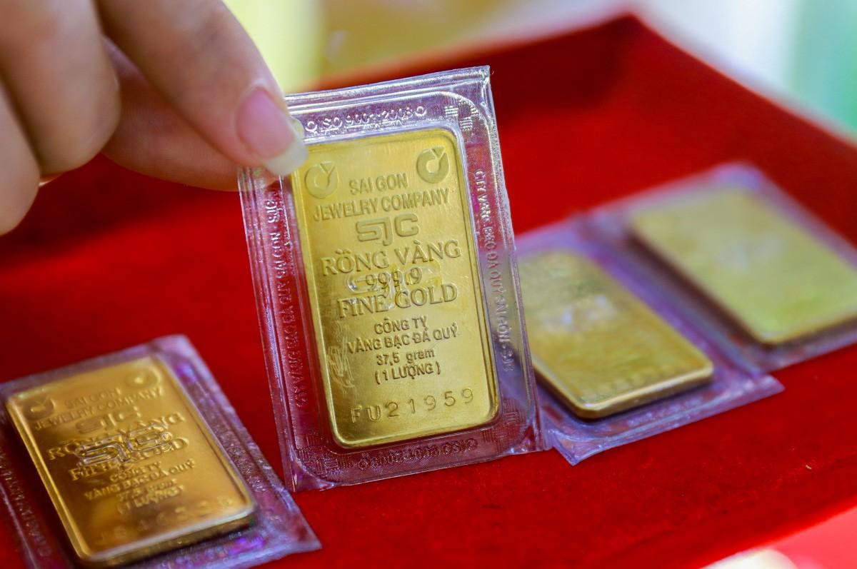 Chênh lệch giữa giá vàng miếng SJC với giá vàng quốc tế liên tục ở mức cao.