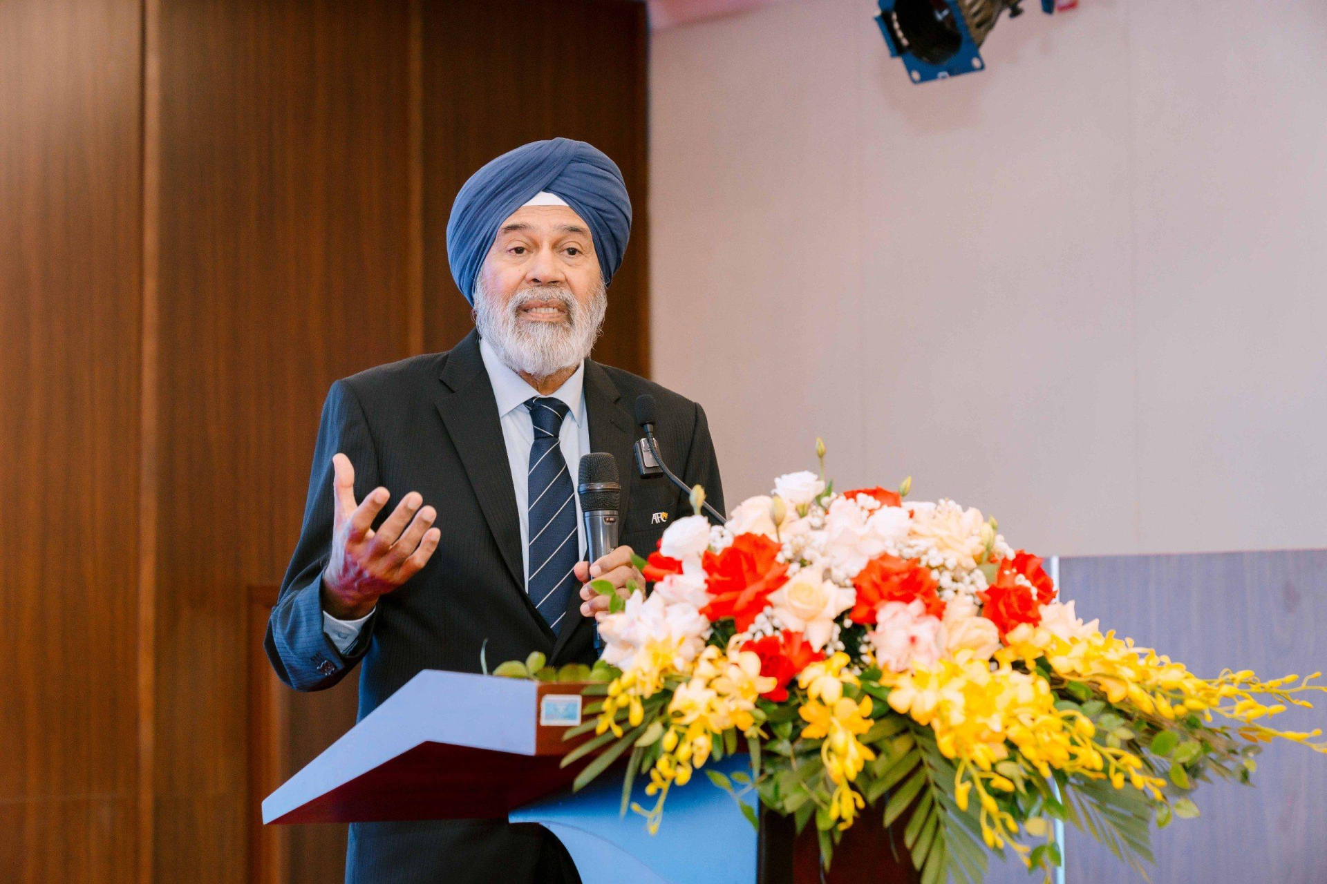 Tiến sĩ Dato’ Gurcharan Singh - Chủ tịch Hội đồng Y học của Liên đoàn bóng đá Châu Á - AFC phát biểu tại sự kiện.