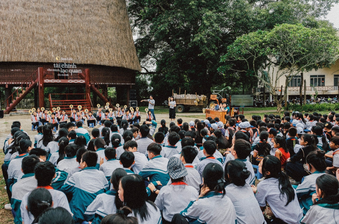 Điểm trường đầu tiên của hoạt động này là trường Tiểu học và Trung học cơ sở Thắng Lợi, Kon Tum, với sự cố vấn chuyên môn của MC Quốc Khánh và đội ngũ Vietsuccess.