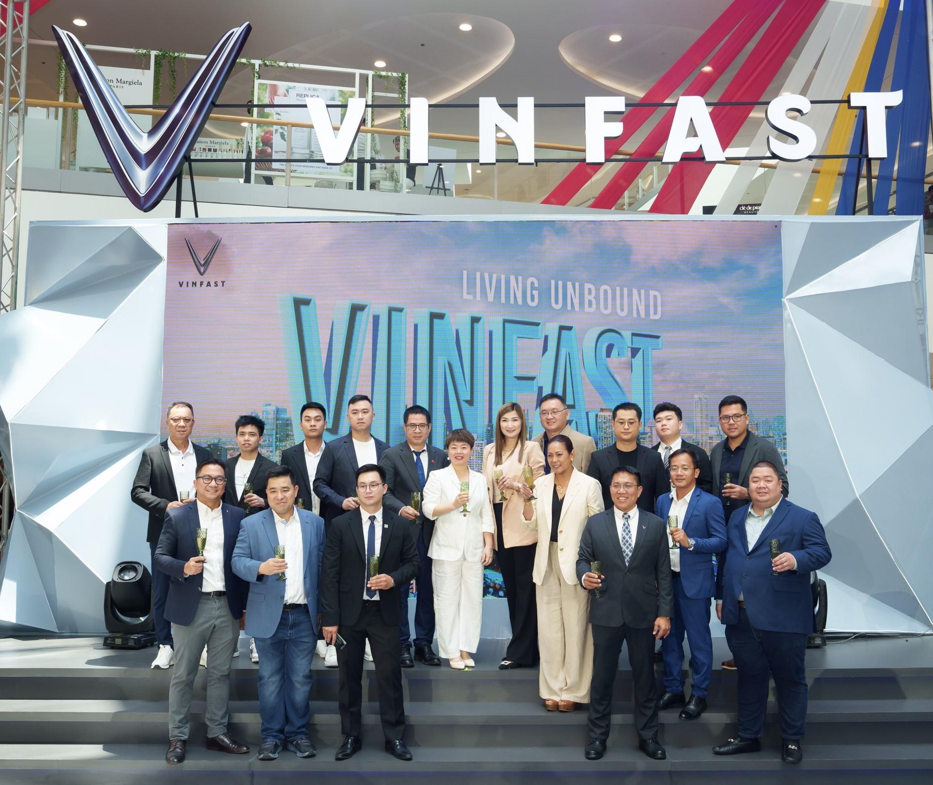 CEO VinFast Philippines (áo trắng, ở giữa) cùng các khách mời tại sự kiện.