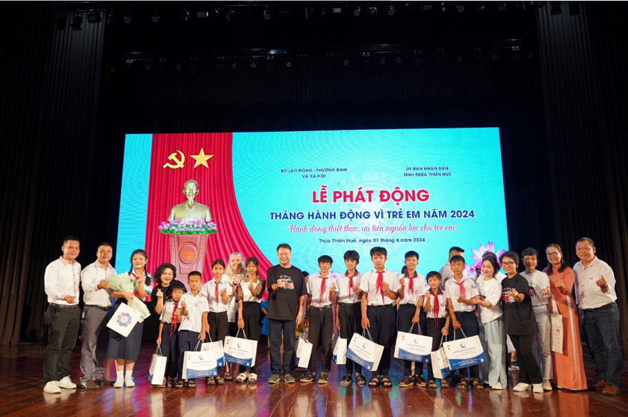 Ông Pham Ngoc Khang (áo đen) - Tổng giám đốc Home Credit Việt Nam trao học bổng cho các học sinh.