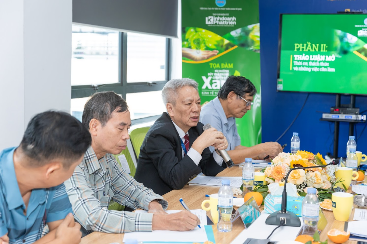 TS. Nguyễn Sĩ Dũng phát biểu trong phần thảo luận mở của Tọa đàm Xu hướng bứt phá trong chuyển đổi xanh, kinh tế tuần hoàn của doanh nghiệp Việt.