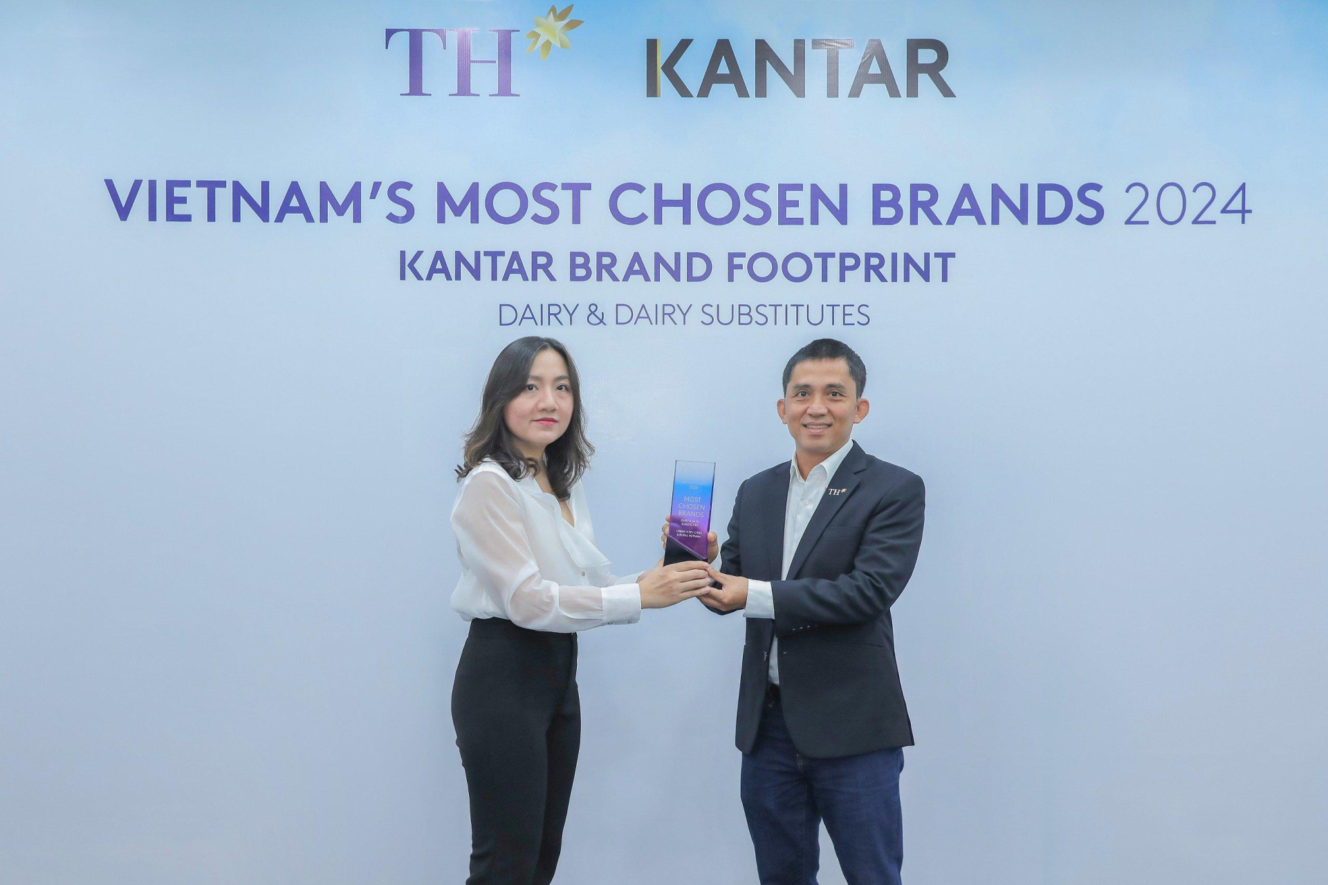 Ông Trương Quốc Bảo - Giám đốc Marketing Tập đoàn TH nhận cup chứng nhận “Top thương hiệu sữa và sản phẩm từ sữa được lựa chọn nhiều nhất” do đại diện Kantar trao.