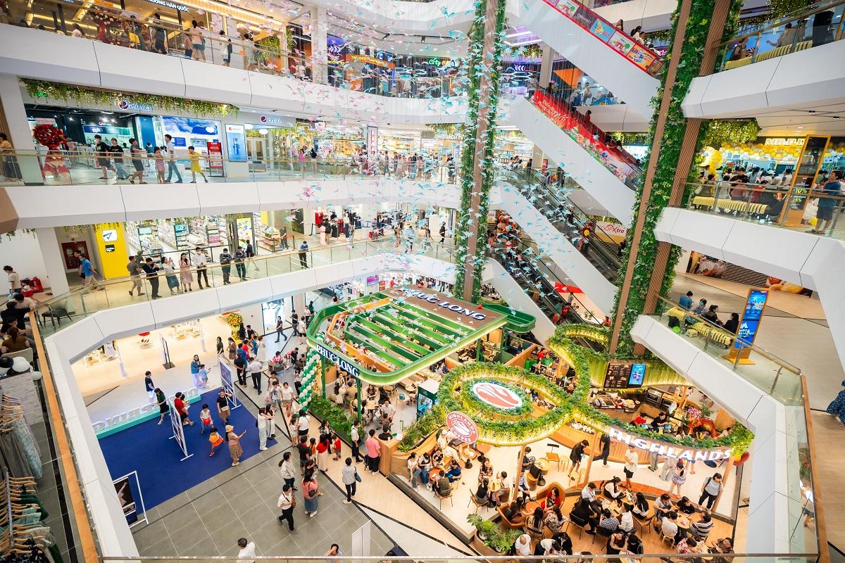 Vincom Mega Mall Grand Park là TTTM đầu tiên tại Việt Nam được xây dựng với chủ đề “Park-In-Mall”.